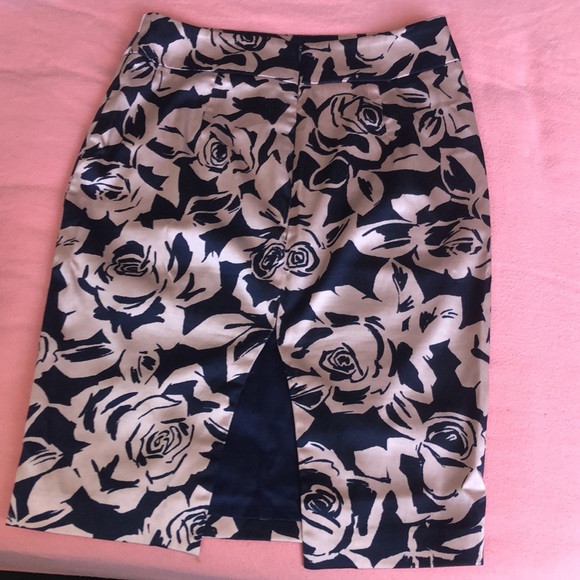 Review - Satin fully lined elegant skirt - Picture 4 of 6